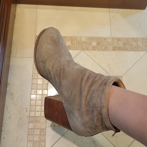 WOMEN'S JEFFREY CAMPBELL BEIGE SUEDE RUMBLE BOOTS - Picture 3 of 8